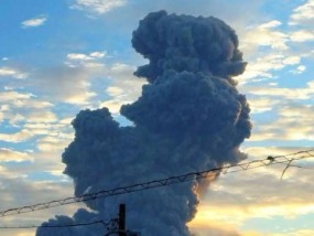 突发！日本火山发生爆炸性喷发 火山灰柱高达3400米