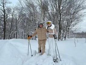 李嘉诚和老公滑雪 皮肤白到发光：甜蜜恩爱羡煞旁人