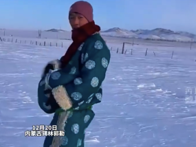 大雪封路爸爸化身袋鼠带发烧婴儿去医院