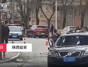 现场：陕西一轿车当街爆炸 现场画面直击