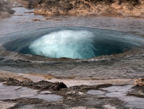 日本鹿儿岛连发30次地震 火山活动加剧警报升级