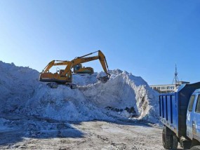 鹤岗清雪员已扫一周雪 积雪如山清理难