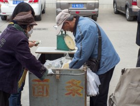 专家建议冬季降温老年人别太早出门 预防脑卒中风险