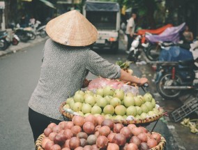 社区回应女子带娃摆摊筹药费 爱心汇聚助力希望