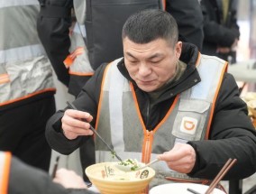 伴夜食堂请代驾司机吃夜宵 温暖寒冬夜晚