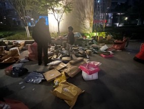 小区菜鸟驿站被关快递散落一地 业主取件难引发关注