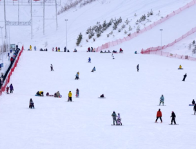 新疆阿勒泰迎来滑雪高峰期 寒假开启冰雪盛宴