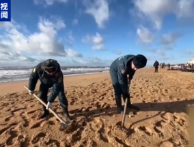 俄罗斯在受损油轮附近清理约100吨泄漏燃油