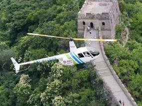 游客可乘直升机游览长城 空中俯瞰慕田峪全貌