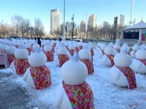 哈尔滨街头空降雪王方阵 冰雪奇观温暖人心