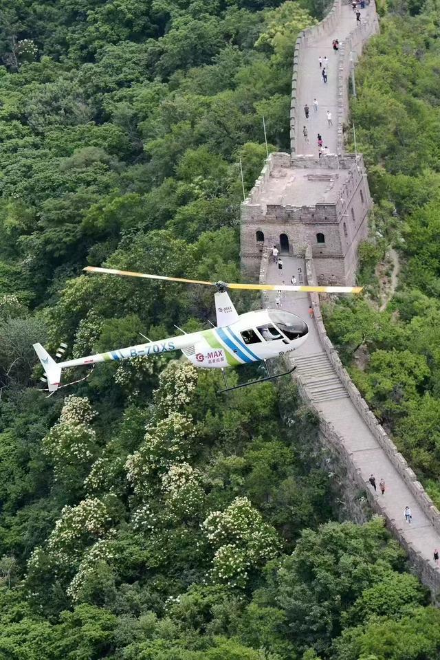 游客可乘直升机游览长城 空中俯瞰慕田峪全貌  第1张