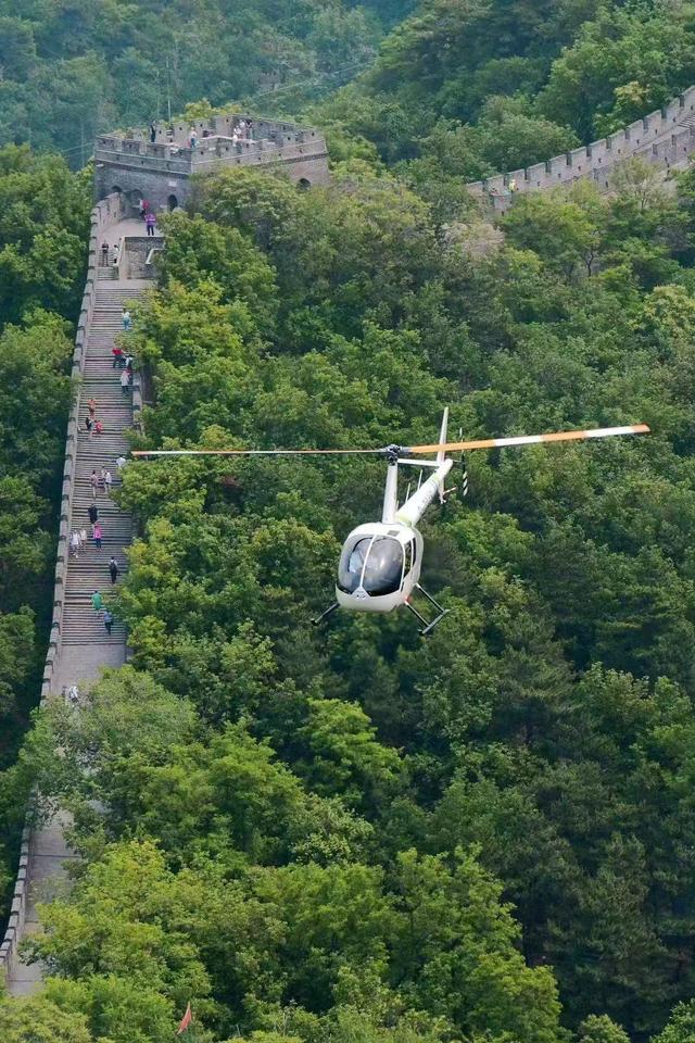 游客可乘直升机游览长城 空中俯瞰慕田峪全貌  第2张