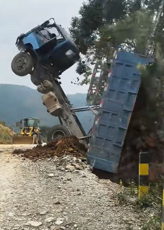 司机倒土时连人带车翻下山沟 紧急救援脱险  第2张