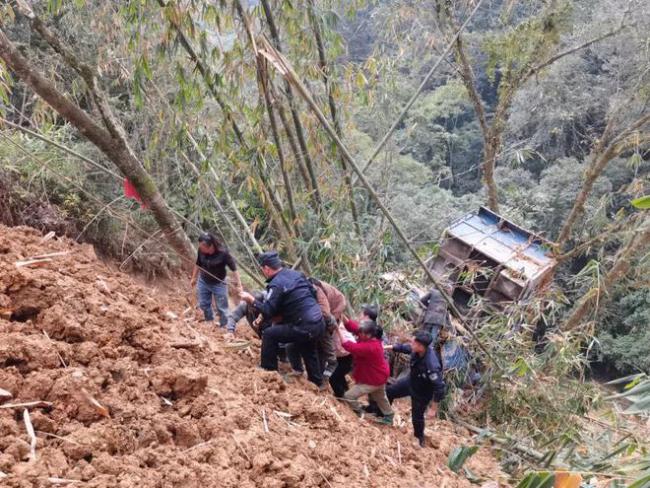 司机倒土时连人带车翻下山沟 紧急救援脱险  第4张