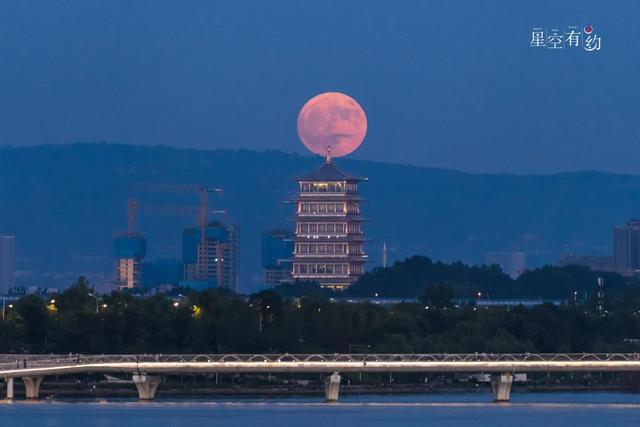 超级月亮16日凌晨现身夜空 年度最后一次  第1张