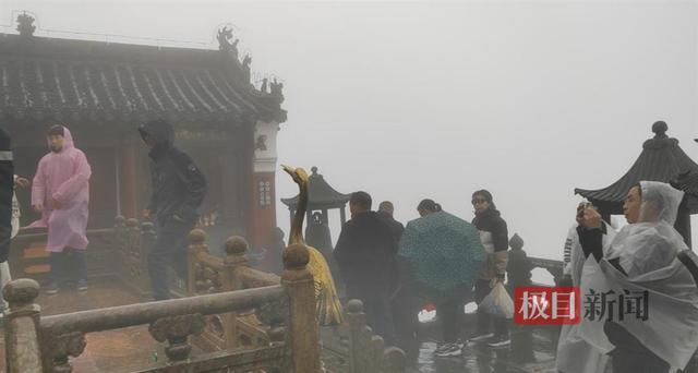 武当山景区迎今冬首场降雪 银装素裹引游客  第4张