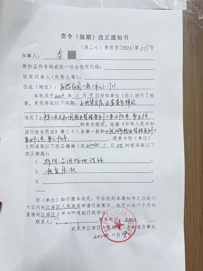 小区菜鸟驿站被关快递散落一地 业主取件难引发关注  第4张