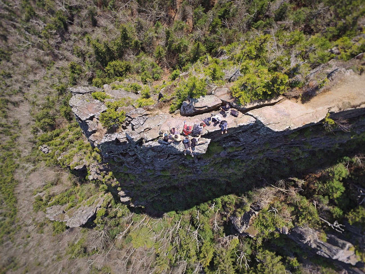 中渡香桥岩探秘，美食之旅的绝佳体验  第1张