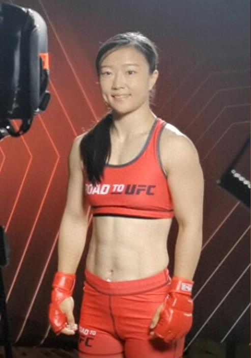 “格斗女中医”称家人不知她打UFC 白天救人夜晚争冠  第1张