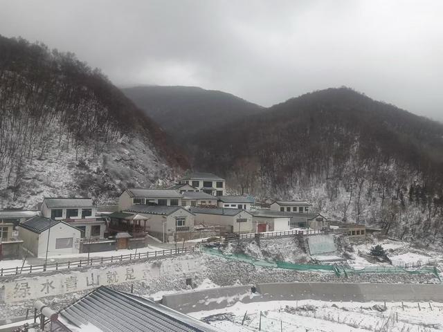 北京初雪 高海拔山区迎来薄雪  第1张