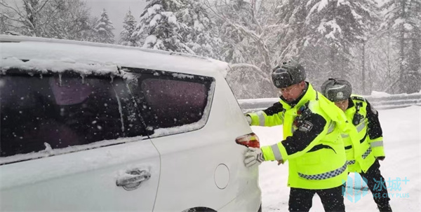 黑龙江雪乡温暖护航游客出行 警民携手保平安  第2张