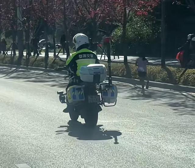 6岁女孩跑完全马 组委会：处罚其父 违规参赛引争议  第1张