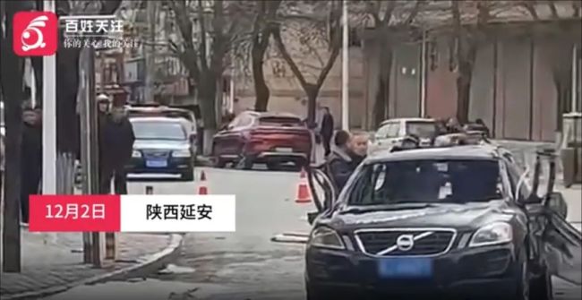 现场：陕西一轿车当街爆炸 现场画面直击  第1张