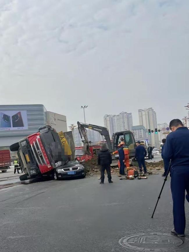 渣土车侧翻压塌小车 多人上前施救 救援正在进行中  第3张