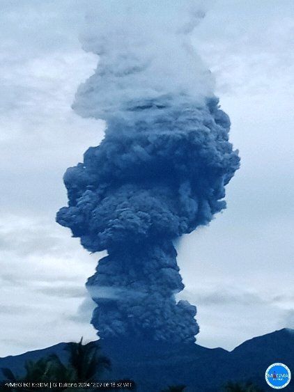 印尼杜科诺火山喷发 火山灰柱高度4800米  第1张