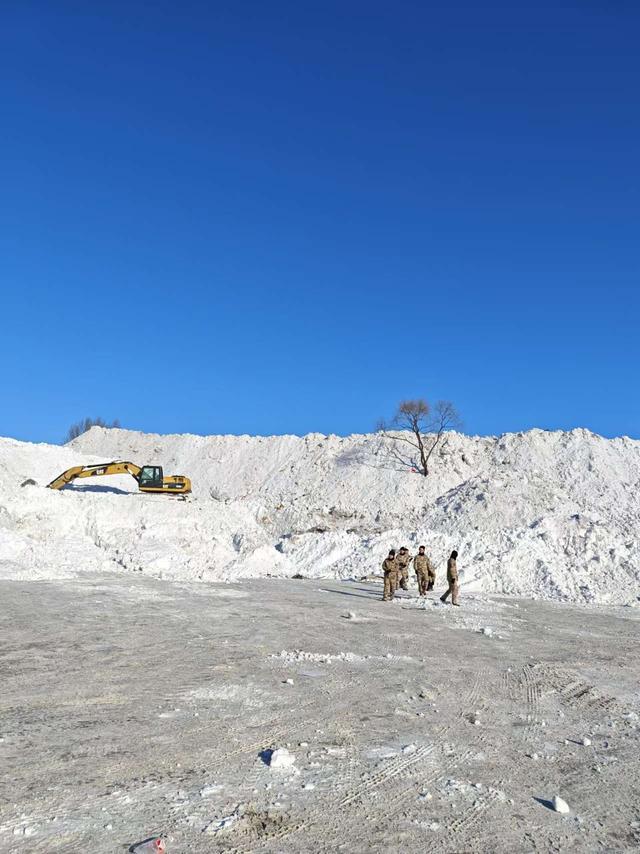 鹤岗清雪员已扫一周雪 积雪如山清理难  第2张