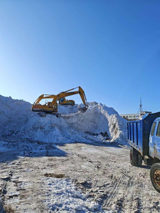 鹤岗清雪员已扫一周雪 积雪如山清理难  第1张