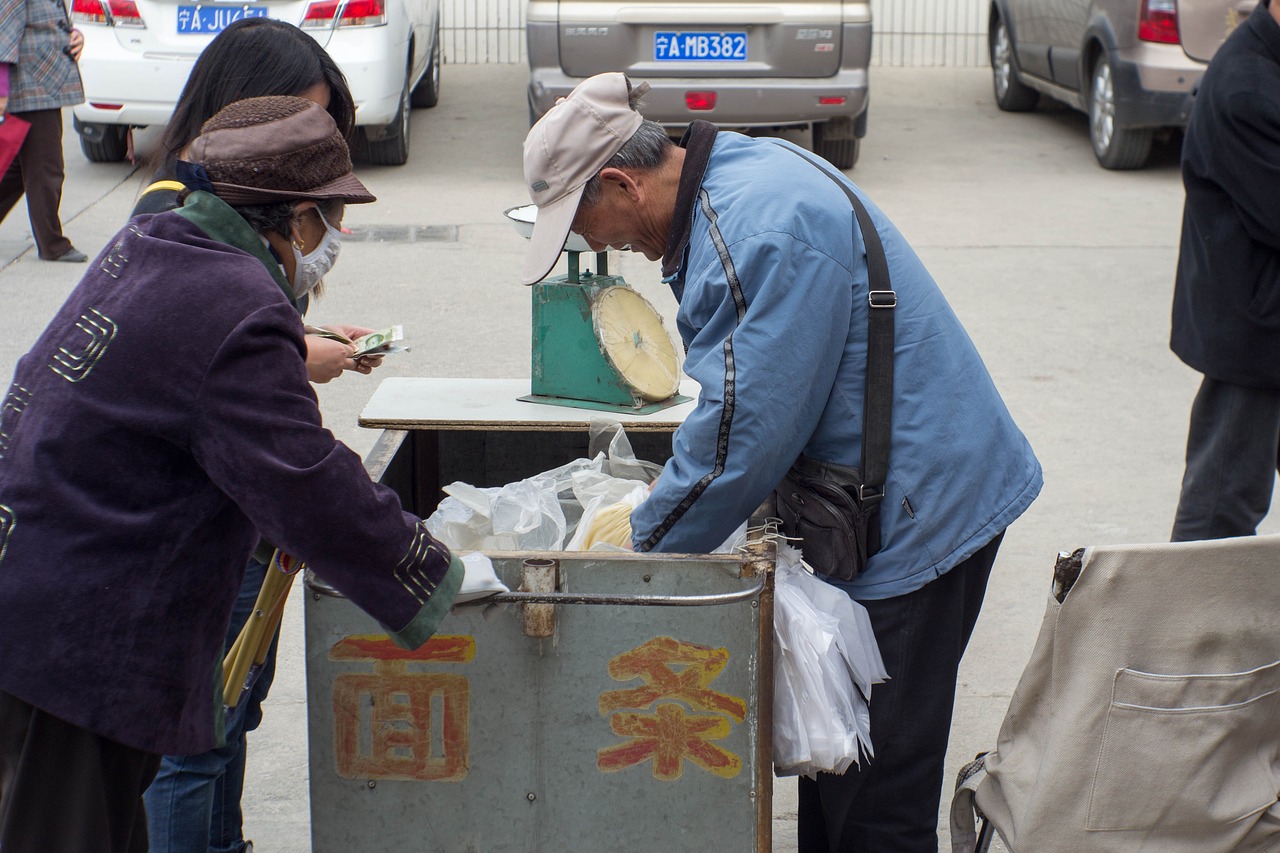 专家建议冬季降温老年人别太早出门 预防脑卒中风险  第1张