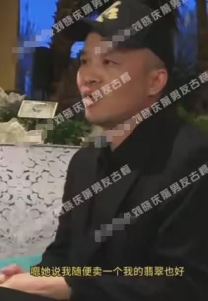 刘晓庆和小38岁前男友跳舞 两人手牵着手脸上都露出很开心的表情  第5张