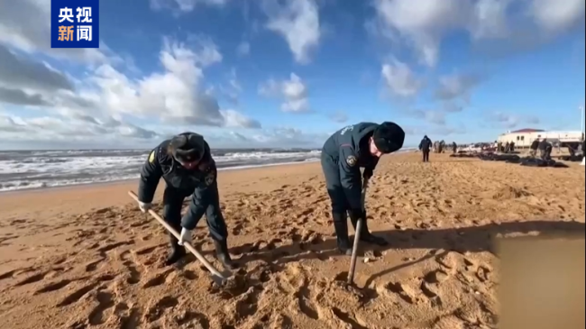 俄罗斯在受损油轮附近清理约100吨泄漏燃油  第1张