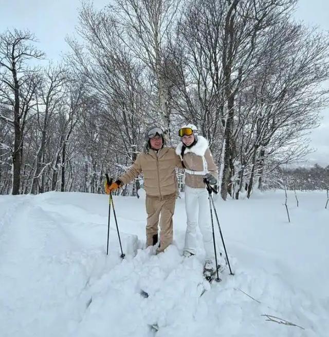 李嘉诚和老公滑雪 皮肤白到发光：甜蜜恩爱羡煞旁人  第1张