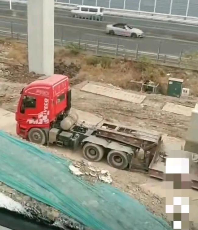 上海一吊机倒塌砸中地铁列车 幸无人员伤亡  第4张