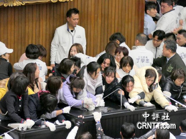 蓝民代陈玉珍包纱布带重伤参与攻防 一人挑战多人成功清场  第2张