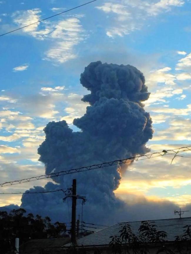 突发！日本火山发生爆炸性喷发 火山灰柱高达3400米  第1张