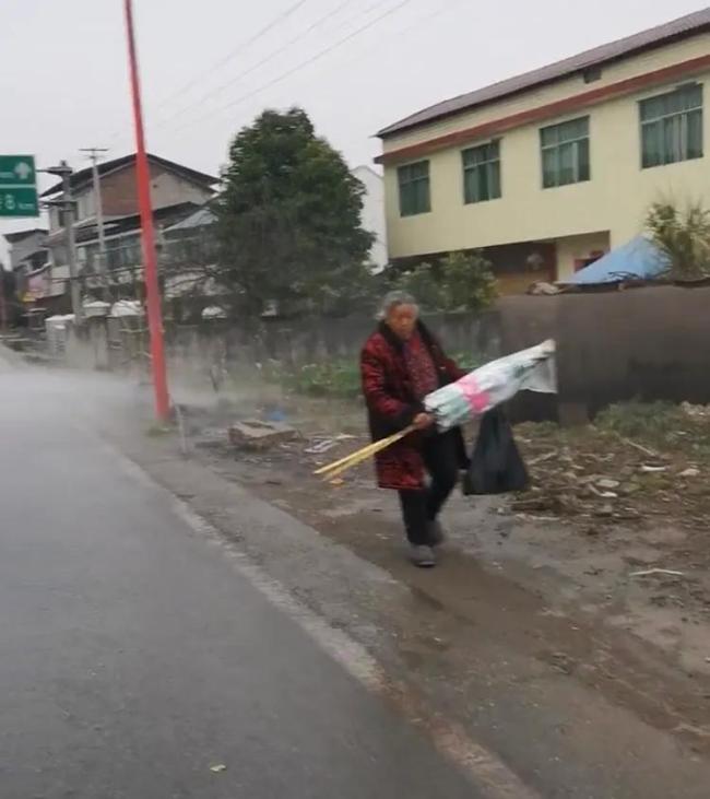 曝洒水车冬天洒水路边多人被喷 无视行人引发争议  第4张