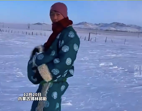 大雪封路爸爸化身袋鼠带发烧婴儿去医院  第1张