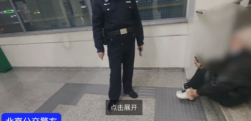 点赞！女子坐地铁不慎扭伤民警火速帮忙  第1张