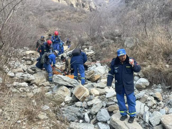 北京一男子爬野山大腿骨摔骨折 救援队员都惊了  第6张