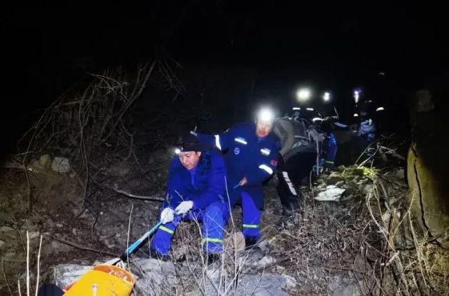 北京一男子爬野山大腿骨摔骨折 救援队员都惊了  第5张