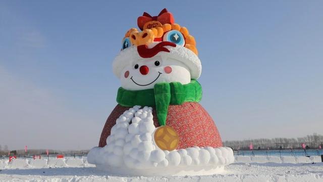 哈尔滨大雪人穿上新年衣服了 雪人军团登场引发热议  第1张