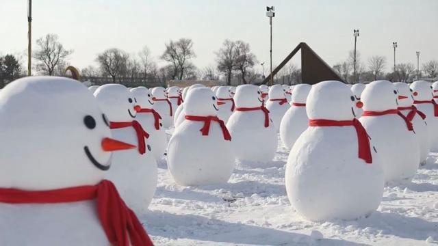 哈尔滨大雪人穿上新年衣服了 雪人军团登场引发热议  第2张