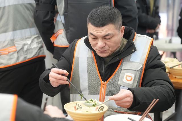 伴夜食堂请代驾司机吃夜宵 温暖寒冬夜晚  第1张