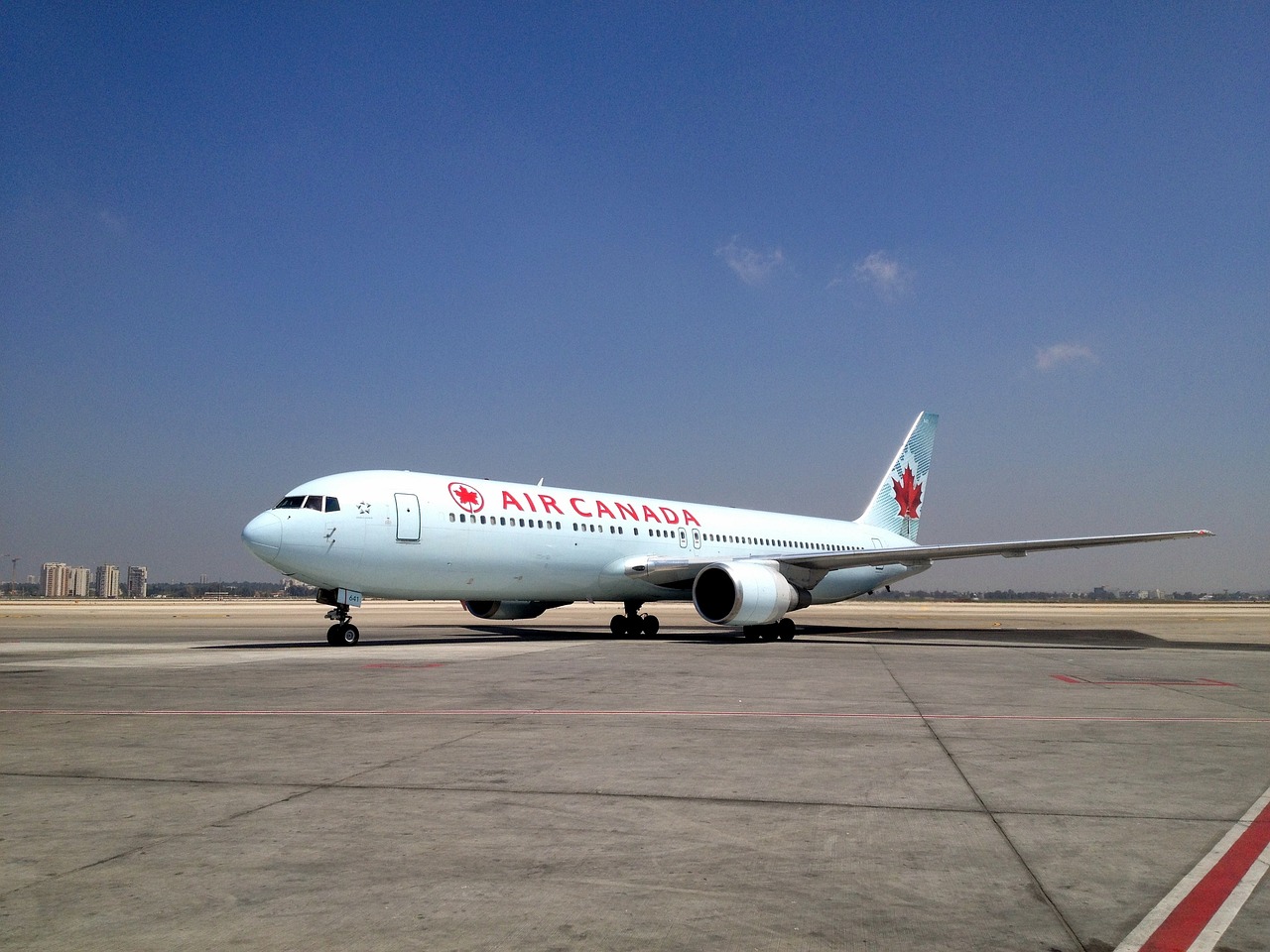 加拿大航空一客机降落也遇故障并起火 起落架问题致机身倾斜  第1张