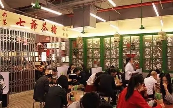 网友在小店吃面偶遇陈小春，大口吃面还就大蒜  第8张