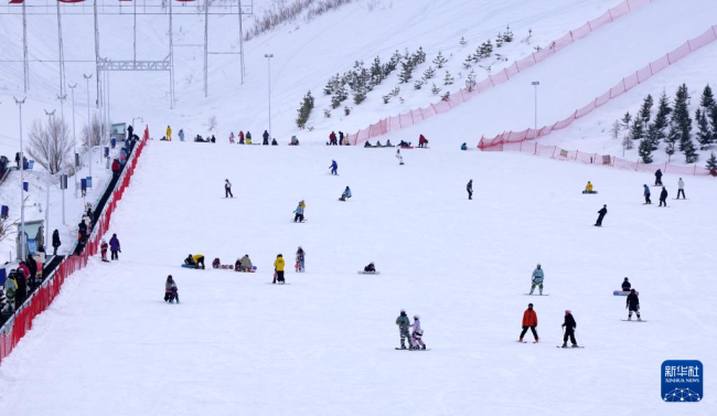 新疆阿勒泰迎来滑雪高峰期 寒假开启冰雪盛宴  第1张