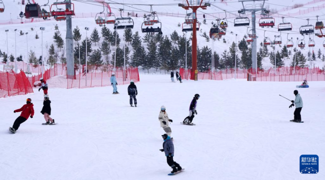 新疆阿勒泰迎来滑雪高峰期 寒假开启冰雪盛宴  第2张